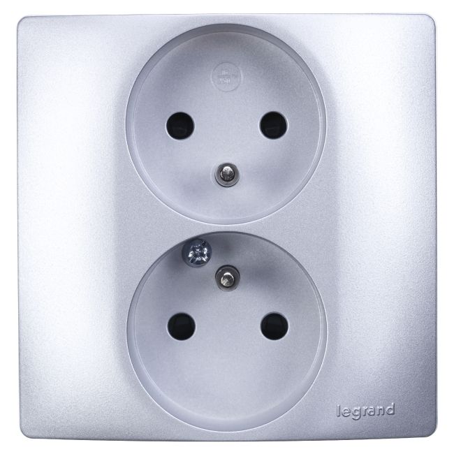 Legrand Niloe dobbelt indbygningsstik med jordforbindelse og aluminiumsfinish