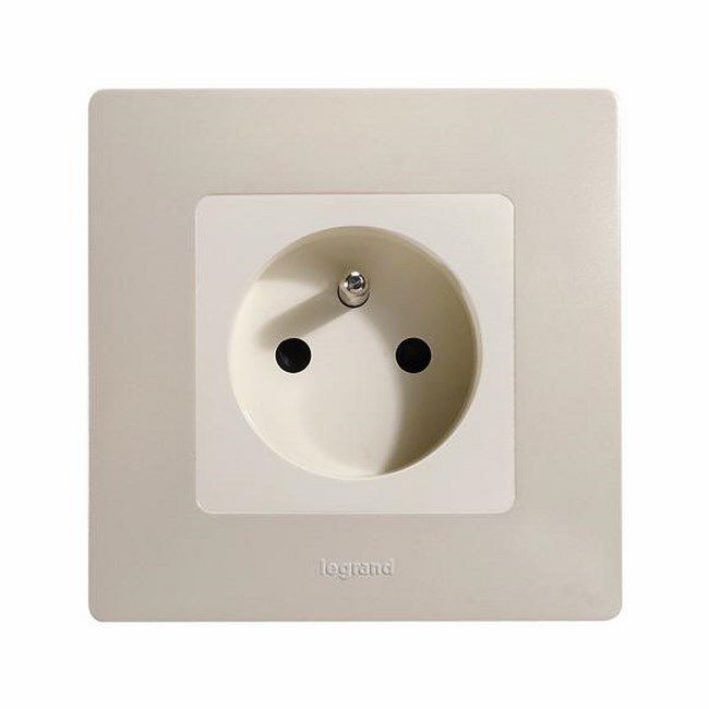 Enkeltstikdåse 2P+J Legrand Niloe komplet kremfarvet