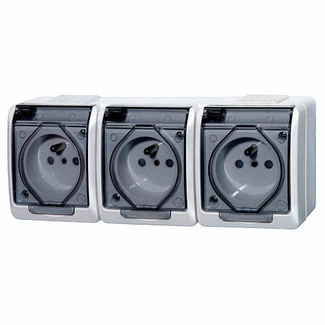 Elektro-Plast Hermes 3231 tredobbelt overflademonteret stikkontakt med jordforbindelse i røgfarve