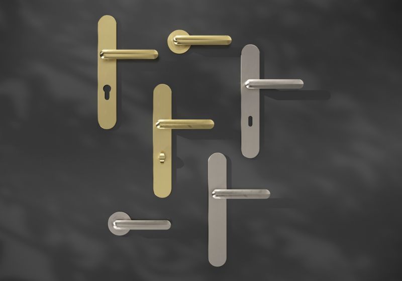 GoodHome Feather dørhåndtag med rund roset i satin-nikkel