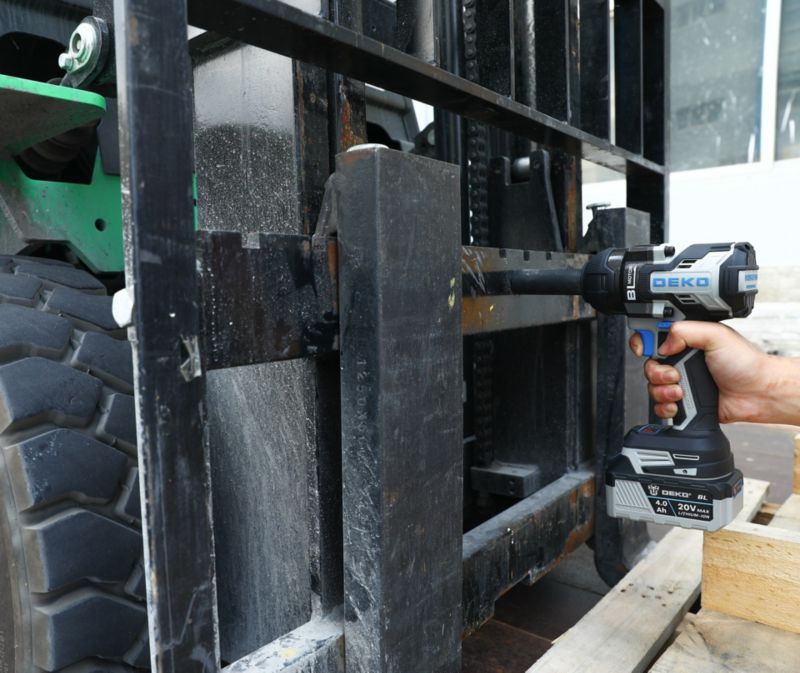 DEKO akku slagnøgle uden kul 800 Nm 20 V 1 stk.