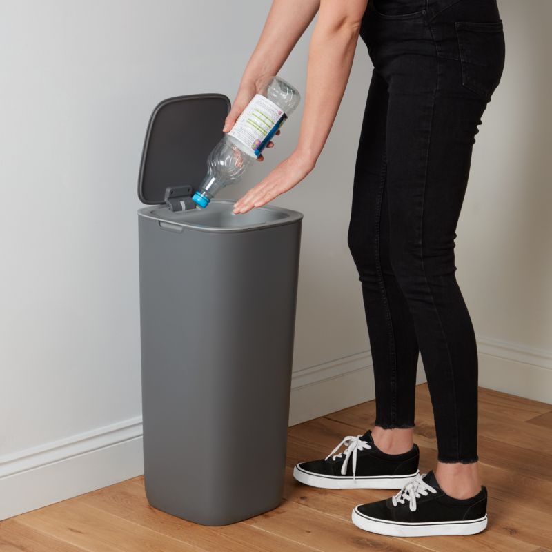 Affaldsspand Cooke&Lewis Casetta med bevægelsessensor 30 l grå