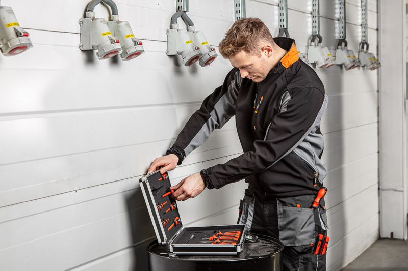 NEO TOOLS softshell-jakke, vandtæt og vindtæt, str. M, sort, 1 stk.