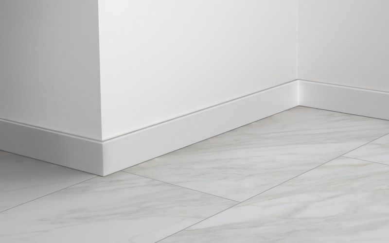 Hvid Krono Original skum-PVC gulvliste 58 x 18 x 2400 mm