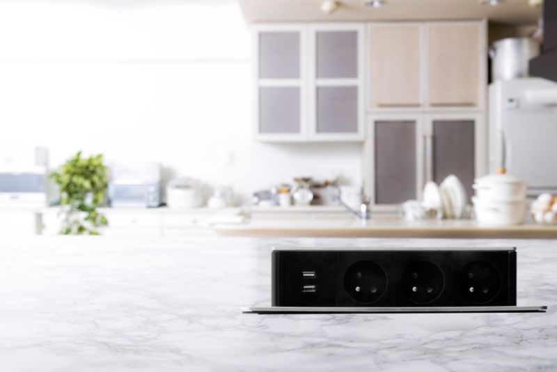 Otio udtrækkelig strømfordeler, vandret, 3 jordede stik, 2 USB-porte, 3 x 1,5 mm², 2 m kabel