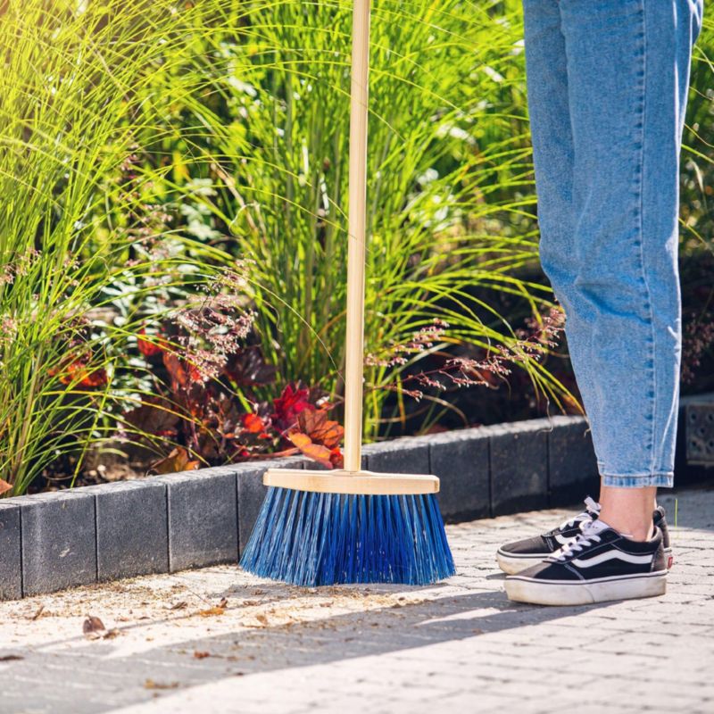 KADAX Gadefejebakke 25 cm med Skaft – Kost til Effektiv Udendørs Fejning