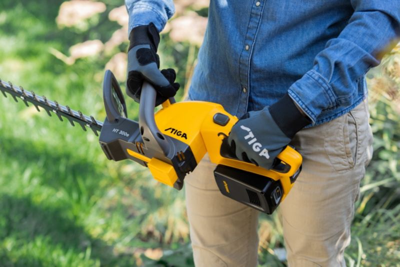 Stiga 300E akku-hækkeklipper med 54 cm laserskåret klinge