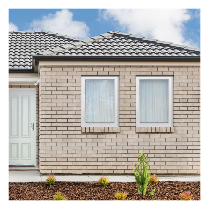 Hvid PVC-vindue med to-lags glas, vippe- og drejefunktion, 865 x 1135 mm, højrehængt