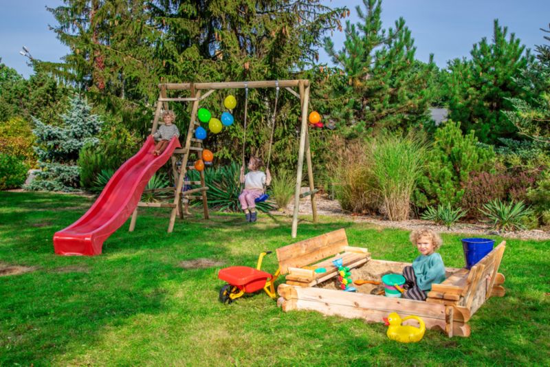 Sandkasse med låg og bænk 120 x 120 cm