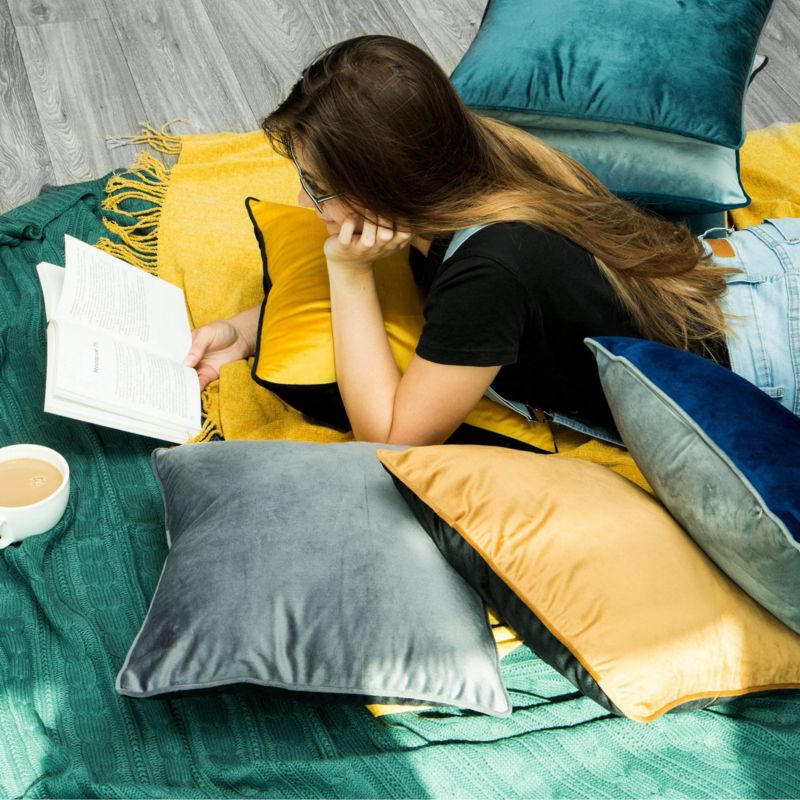 Dekorativ pude Mel 40 x 40 cm i mørkebej / mørkeblå