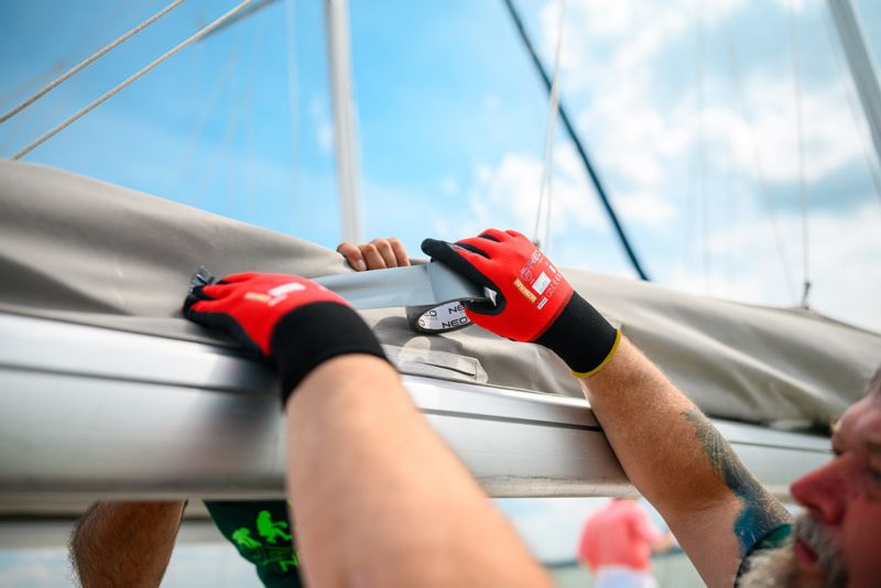 NEO TOOLS arbejdshandsker i nylon og spandex med polymer-nitril belægning, str. 10, sort-rød, 1 par