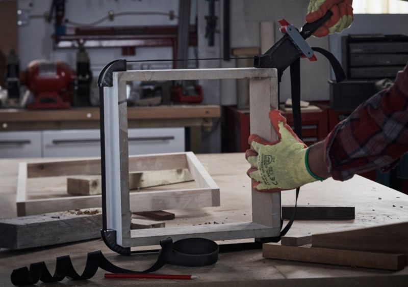 Fjederklemme med fire plastikskruer