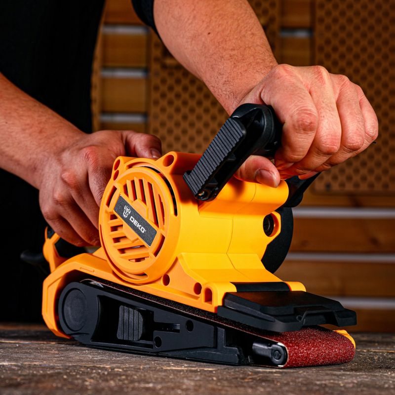 DEKO 1010W båndsliber med støvpose og bordmontering, 1 sæt