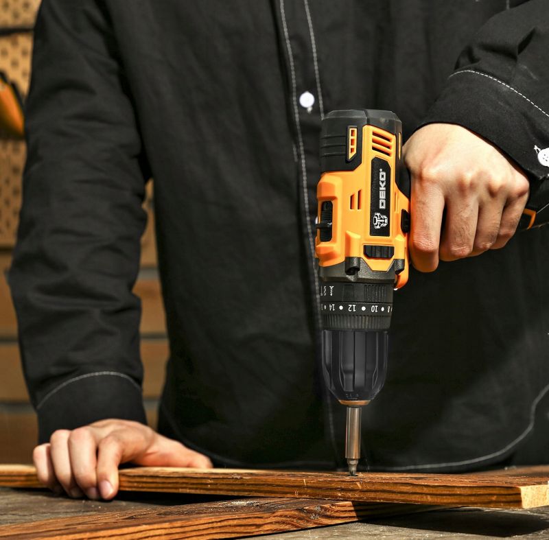 DEKO slagboremaskine og skruemaskine 28 Nm 2x 1,5 Ah batterier 12 V komplet sæt