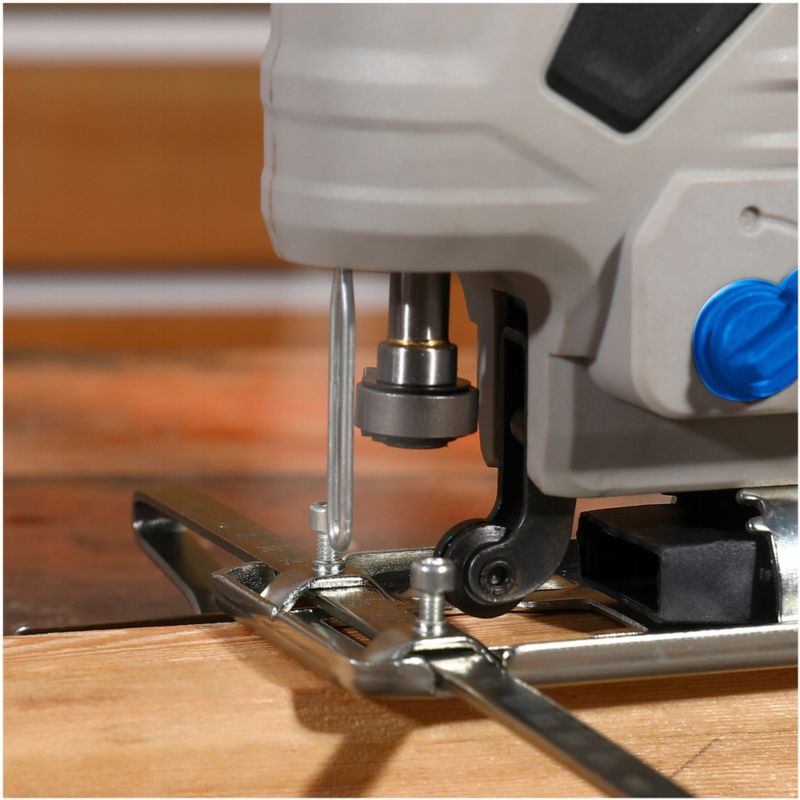 DEKO 550W stiksav med hastigheds- og oscilleringsregulering samt LED-belysning, 1 sæt