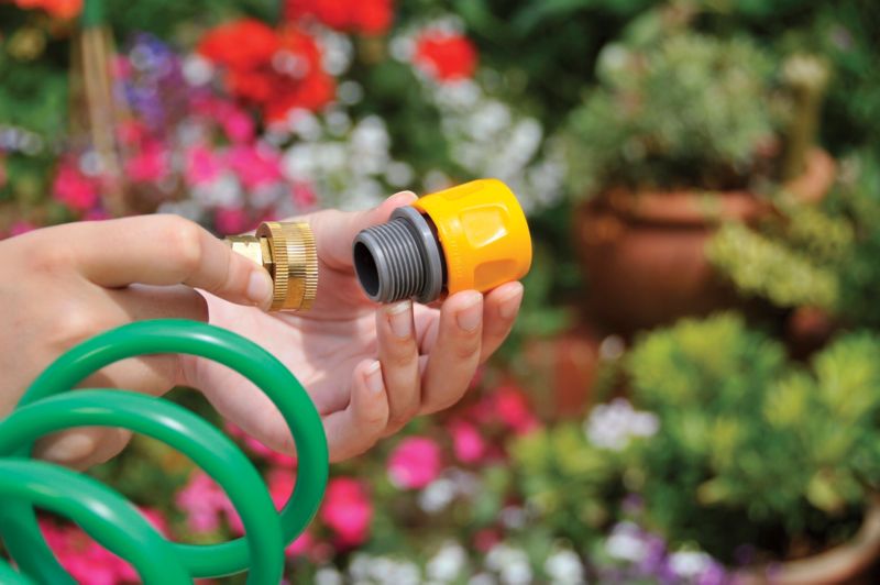 Hurtigkobling til flad- og spiralhavevandslange fra Hozelock