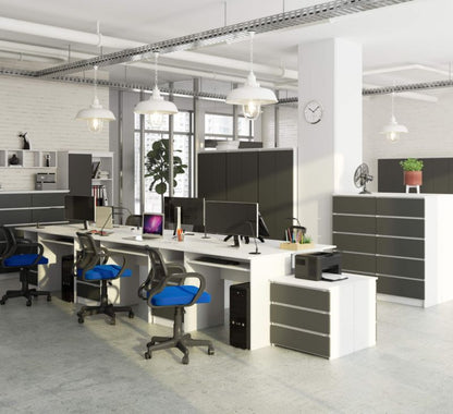 Akord CLP skrivebord hvid 135 cm med 3 skuffer, mat grafitgrå, 2 hylder, 135x60x77 cm, 1 stk.