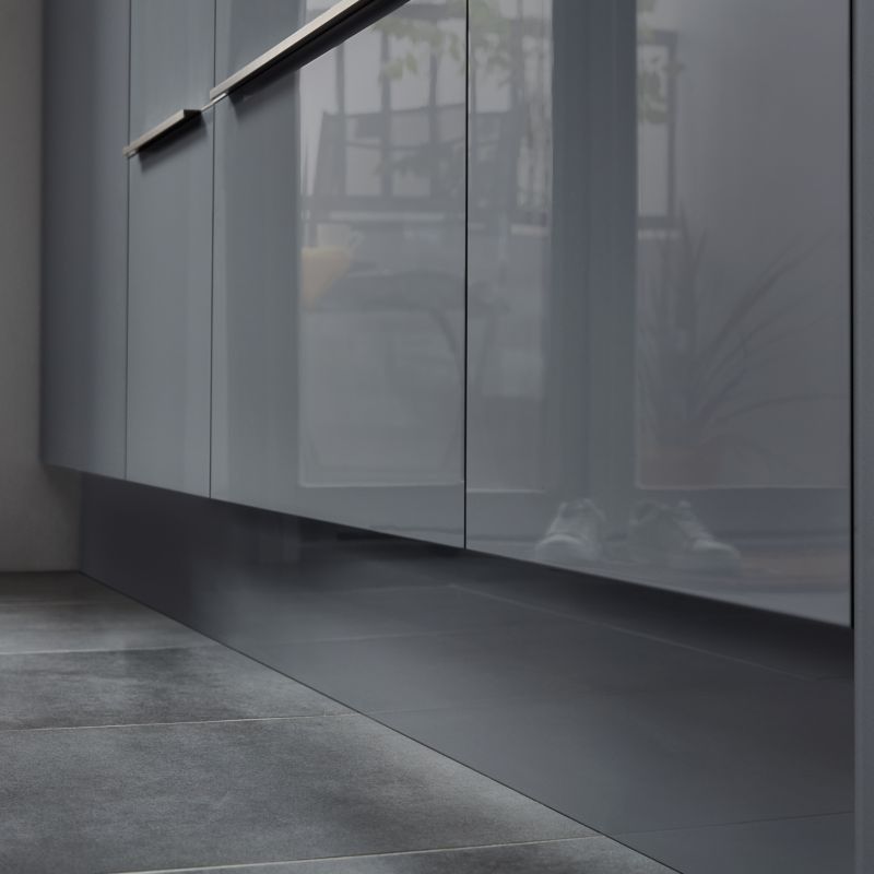 GoodHome Alisma sokkel 240 x 15 cm grå højglans