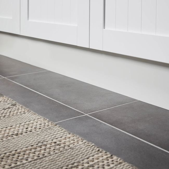 GoodHome Alpinia sokkel 15 x 240 cm mat hvid