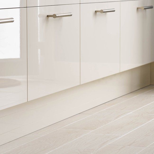 GoodHome Stevia sokkel 15 x 240 cm kremet gloss