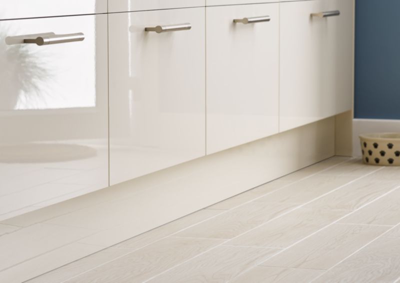 GoodHome Stevia sokkel 15 x 240 cm kremet gloss