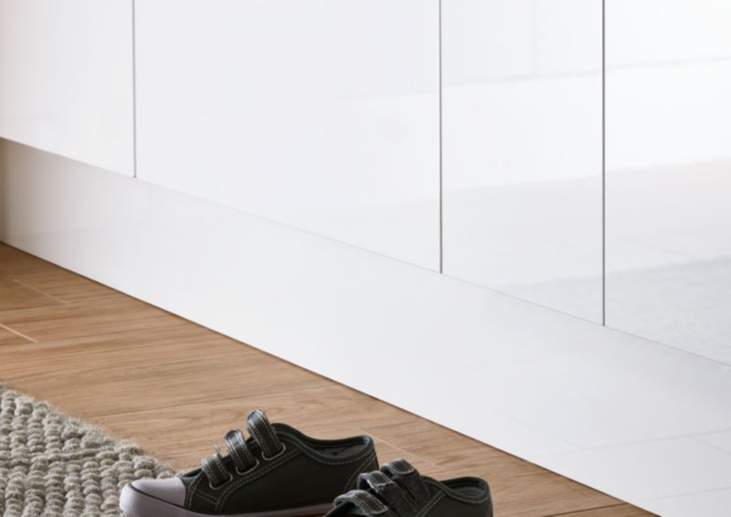 GoodHome Stevia / Garcinia sokkel 15 x 240 cm hvid højglans