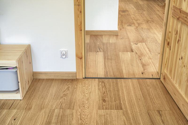 Forfineret gulvbræt Zip Eg Knudret lakkeret 1,45 m²