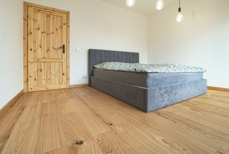 Forfineret gulvbræt Zip Eg Knudret lakkeret 1,45 m²