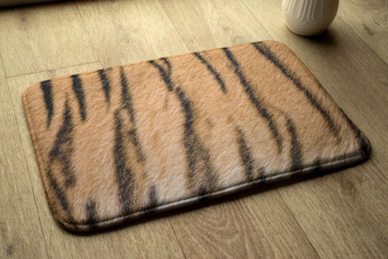 Blødt og skridsikkert soveværelsesmåtte Tulup 75x45 cm med tigerpelslook – 1 stk.