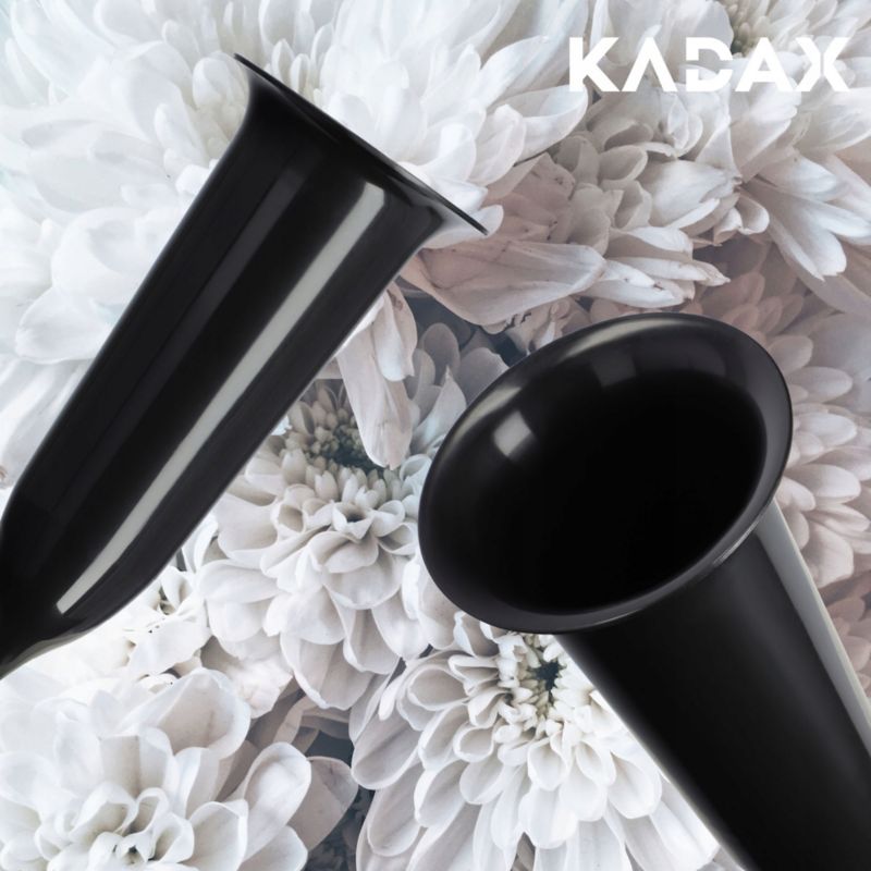 KADAX flakon til gravsted 23 cm kunstige blomster med sort spyd 1 stk.
