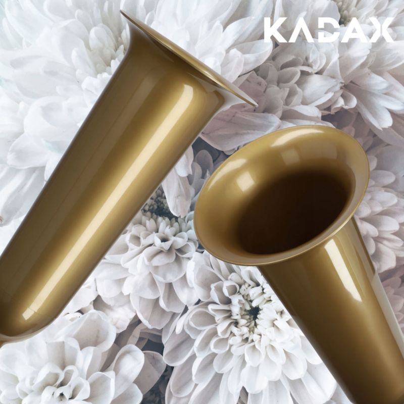 KADAX flakon gravvase 31 cm med kunstige blomster og spyd i guld, 1 stk.