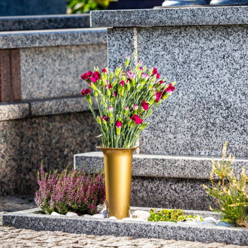 KADAX flakon gravvase 31 cm med kunstige blomster og spyd i guld, 1 stk.