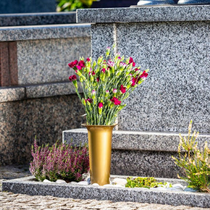 KADAX flakon gravvase 31 cm med kunstige blomster og spyd i guld, 1 stk.