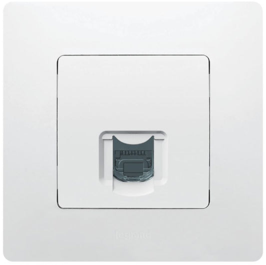 Legrand Niloe RJ45 K6 indbygningsstik til computer, komplet, hvid