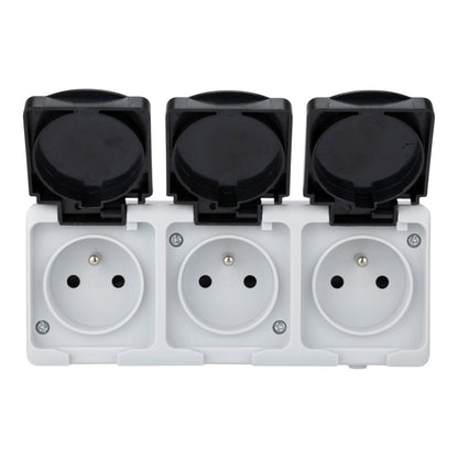 Jacobsen IP54 tredobbelt udendørs stikkontakt med jord, overflademonteret