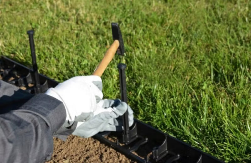 Græskant Fleksibel 10 m x 4 cm Sort med 20 Jordspyd