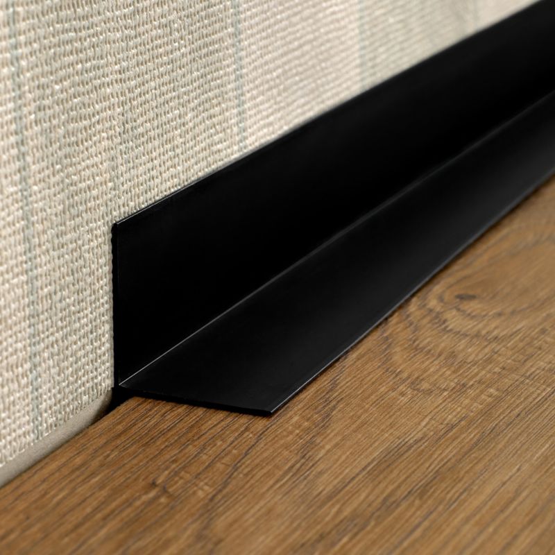 Hård PVC-vinkel 15x15 mm, QUEST selvklæbende, limet på ydersiden, dekorativ L-profil, KTZ, sort, 2 m