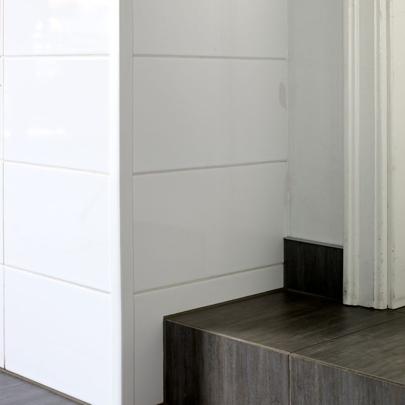 Hård PVC-vinkel 50x20 mm, QUEST, dekorativ, L-profil, hjørnebeskytter, KT, sort, 1 m