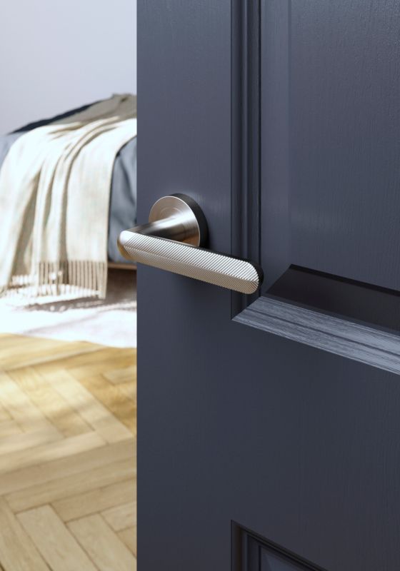 GoodHome Feather dørhåndtag med rund roset i satin-nikkel