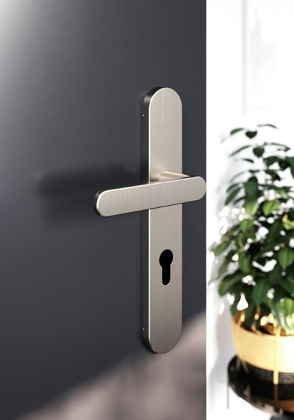 GoodHome Minimal dørgreb med skilt og nøglehul i satin‑nikkel