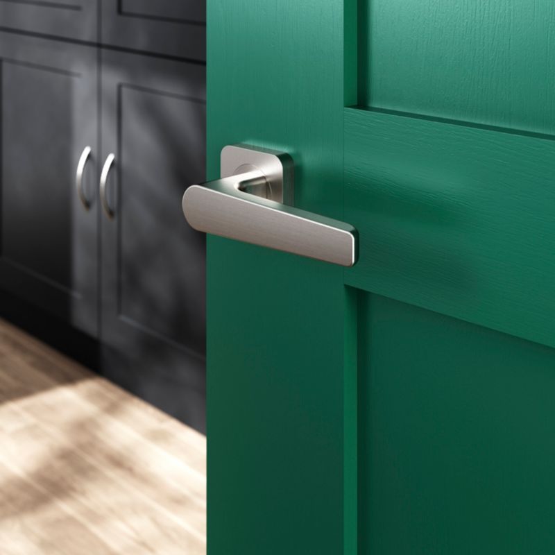 GoodHome Robust dørhåndtag med kvadratisk roset i satin-nikkel