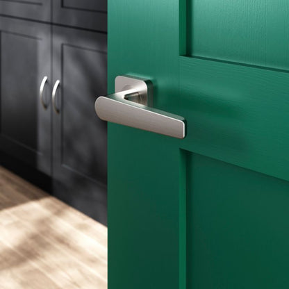 GoodHome Robust dørhåndtag med kvadratisk roset i satin-nikkel