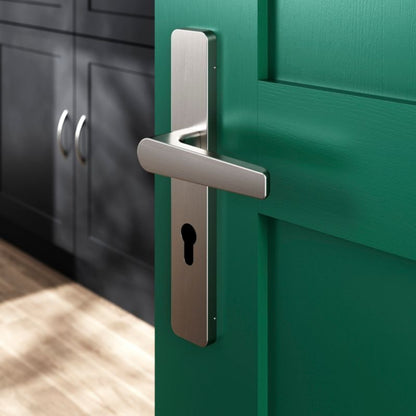 GoodHome Robust dørgreb med skilt og nøglehul i satin-nikkel