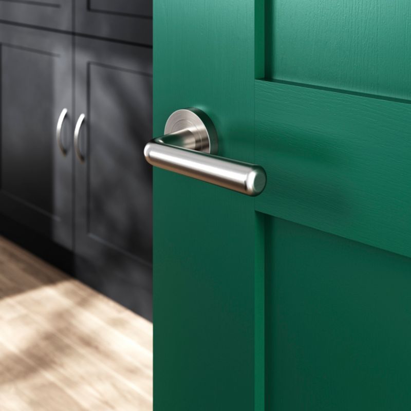 GoodHome Solid dørhåndtag med rund roset i satin-nikkel
