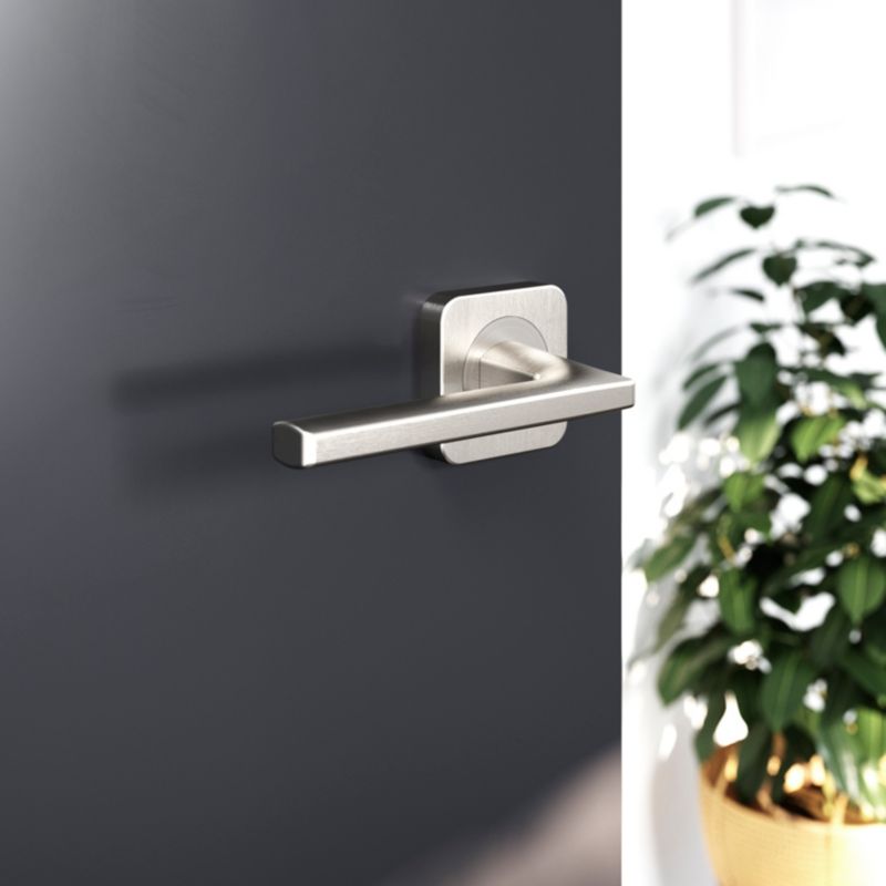 GoodHome Straight dørhåndtag med firkantet roset i satin-nikkel
