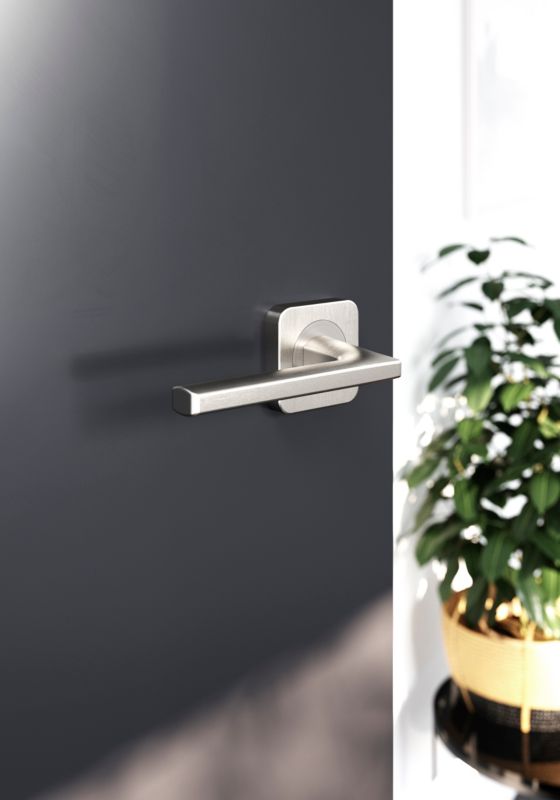 GoodHome Straight dørhåndtag med firkantet roset i satin-nikkel