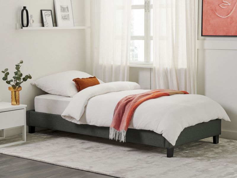 https://media2.castorama.pl/is/image/CastoramaPL/-ko-bez-zag-wka-roanne-90-x-200-cm-szary-1-szt-~4260624110097_02c_MP?$MOB_PREV$&$width=1200&$height=1200