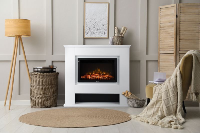 Ferretti Celine Hvid Portal Elektrisk Pejs med Realistisk LED Flamme og Træopbevaring