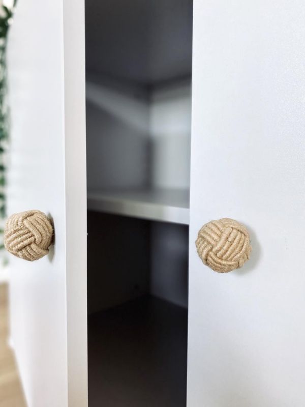 Bettso Ikon to-dørs kommode 100 cm med snorhåndtag på høje ben, hvid, 1 stk.