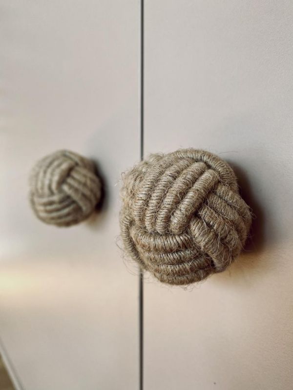 Bettso Ikon 2-dørs kommode 100 cm med snorhåndtag på høje ben i craft eg, 1 stk.